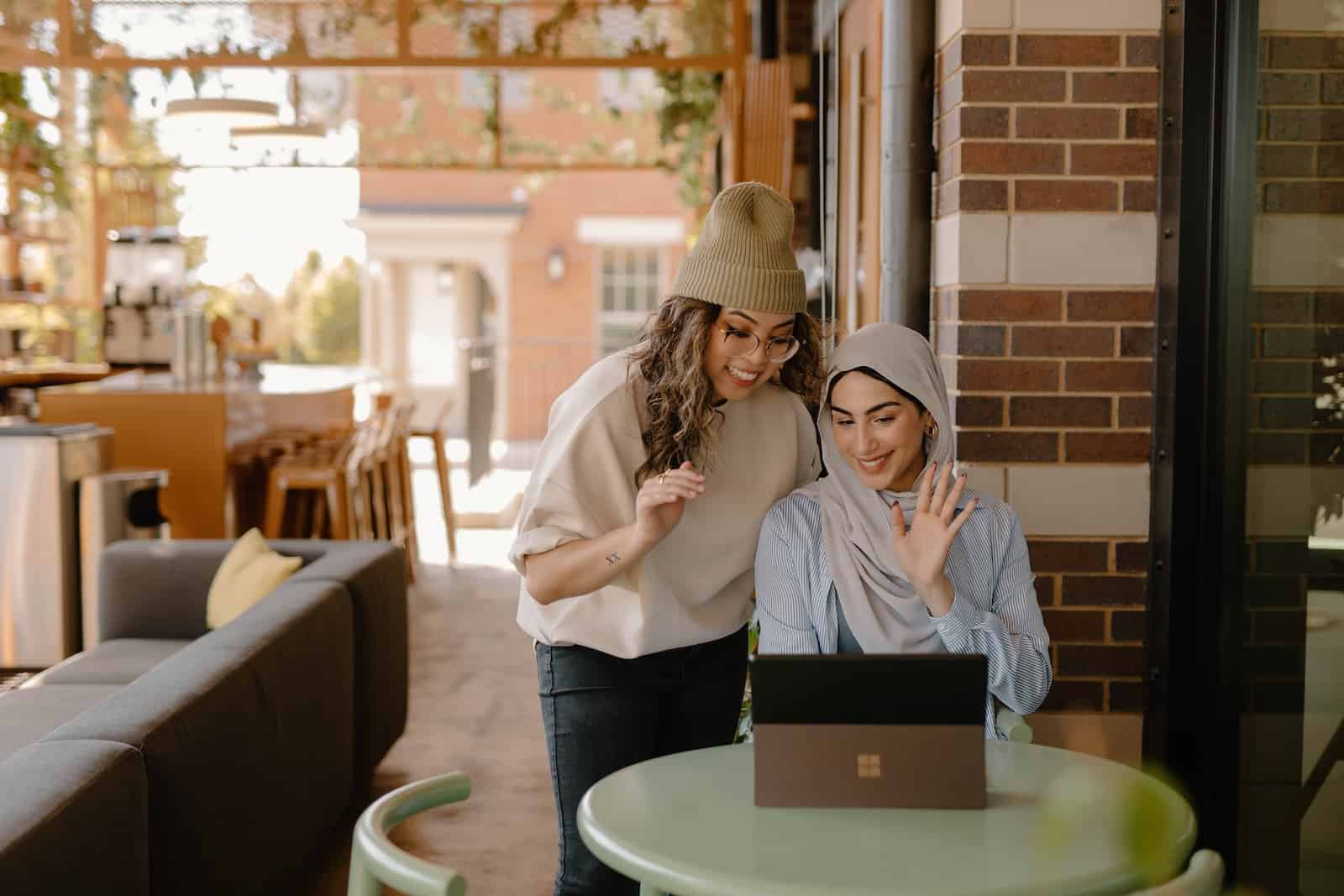 Zwei Business Frauen sitzen vor dem Laptop