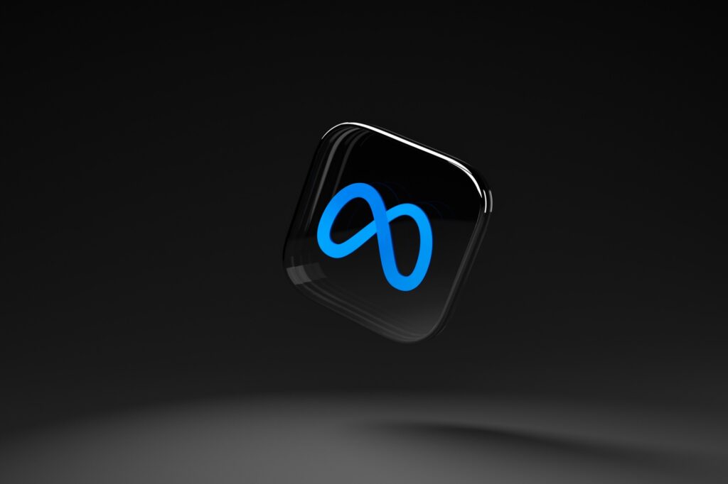 Meta-Logo als schwebendes App-Symbol auf dunklem Grund